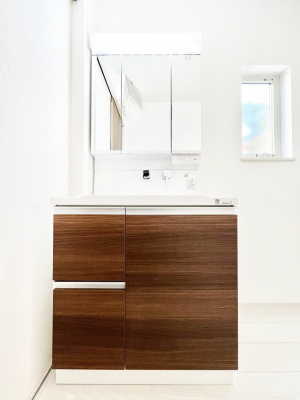 ���ʑ�E���ʏ��@�X�^�C�����O�ɕ֗��ȎO�ʋ��A�~���[�L���r�l�b�g�ōׂ������X�b�L��