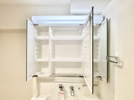 ���̑����ρ@�O�ʋ��̗��ɁA���ϕi��q���p�i�Ȃǂ����[�\�B���ʑ����������ƕۂ��܂��I