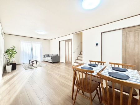 ���r���O�@���邢�z���������A�����̕��͋C�ɖ�������郊�r���O�E�_�C�j���O�B   