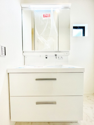 ���ʑ�E���ʏ��@�X�^�C�����O�ɕ֗��ȎO�ʋ��A�~���[�L���r�l�b�g�ōׂ������X�b�L��