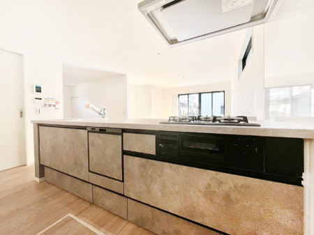 �L�b�`���@���r���O�ŗV�Ԃ��q�l�������Ȃ��炨�������ł���ΖʃL�b�`���B  