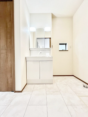 ���ʑ�E���ʏ��@�O�ʋ��̗��ɁA���ϕi��q���p�i�Ȃǂ����[�\�B���ʑ����������ƕۂ��܂��I