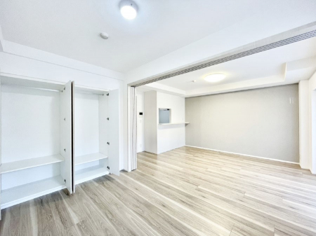 ���̑����ρ@���r���O�ɗאڂ����m���B�����˂��J������ƃ��r���O�ƌq����e���̋�Ԃɕϐg�I