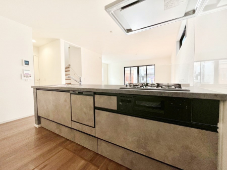 �L�b�`���@���r���O�ŗV�Ԃ��q�l�������Ȃ��炨�������ł���ΖʃL�b�`���B  