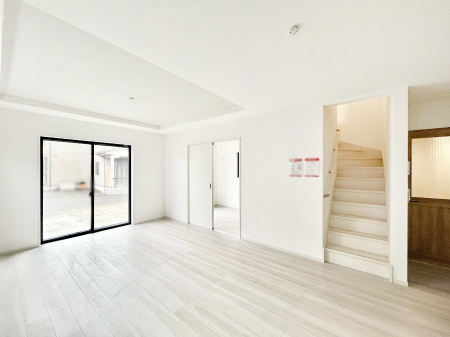 ���r���O�@���r���O�K�i�A������؂ȉƑ��ƃR�~���j�P�[�V�������Ƃ��Ƒ��v���̊Ԏ��