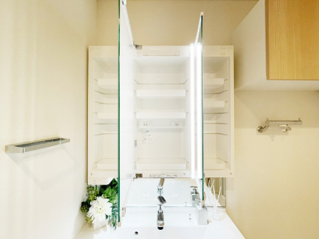 ���̑����ρ@�O�ʋ��̗��ɁA���ϕi��q���p�i�Ȃǂ����[�\�B���ʑ����������ƕۂ��܂��I