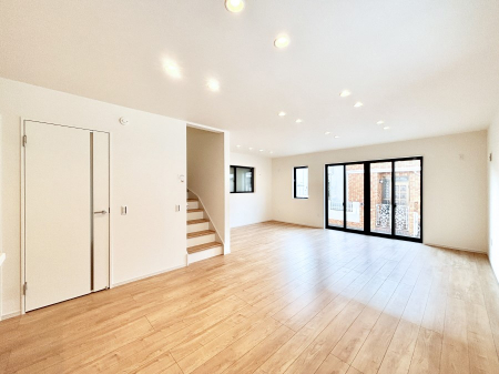 ̑ρ@u܁vuvƑƂ̃R~jP[V[܂郊rOCKi܂B 