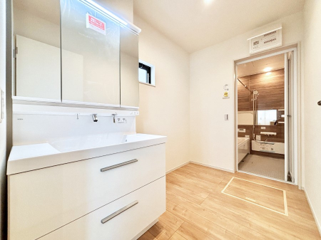 ̑@Ă̂ŎC̑ꏊłC\s܂B̐gxxCǂI