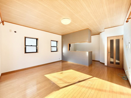 ���r���O�@���邢�z���������A�����̕��͋C�ɖ�������郊�r���O�E�_�C�j���O�B   