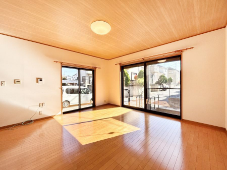 ���̑����ρ@�Ƒ��̏Ί炪���R�Ɛ��܂�Ă���A����ȕ��͋C�̃_�C�j���O�Ɏd�オ���Ă��܂� 