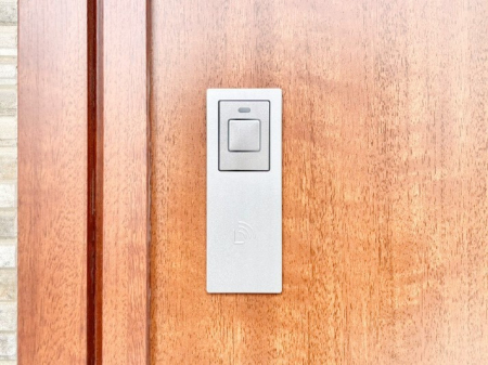 ���̑��@�{�^���������Ă����������I���փh�A�͓d�q�L�[�d�l�ł��B