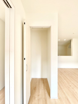 ���̑����ρ@���r���O���[�B�����Ɏ��[������ƕ����W�܂�LDK���X�b�L���Еt�������ł��ˁB  