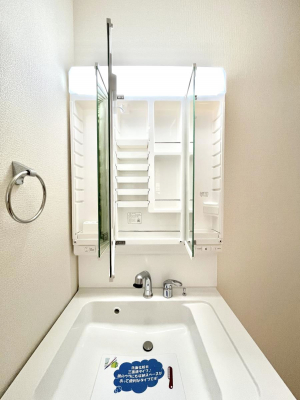 ���̑����ρ@�O�ʋ��̗��ɁA���ϕi��q���p�i�Ȃǂ����[�\�B���ʑ����������ƕۂ��܂��I