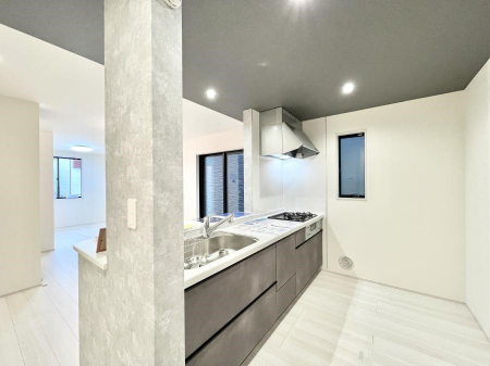 �L�b�`���@�u�₩�ȕ����ʂ蔲����L�b�`���B��������̂Ŗ��邭���C�ɂ��𗧂��܂��B