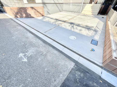 �@����2��\�I�}�Ȃ��q�l�̒��ԂɁB�܂��A���Ƒ��̎��]�ԃX�y�[�X�Ƃ��Ă��劈��B