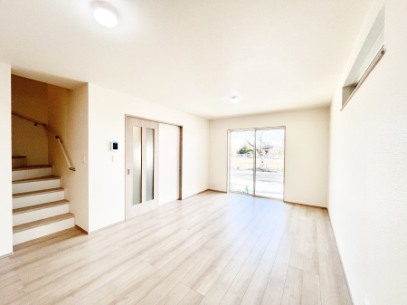 ���̑����ρ@�Ƒ��Ƃ̃R�~���j�P�[�V�������[�܂郊�r���O�C���K�i���̗p�����_�C�j���O