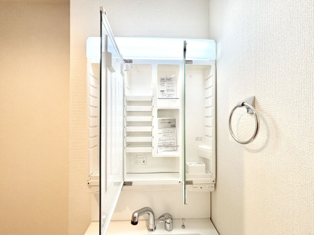 ���̑����ρ@�O�ʋ��̗��ɁA���ϕi��q���p�i�Ȃǂ����[�\�B���ʑ����������ƕۂ��܂��I