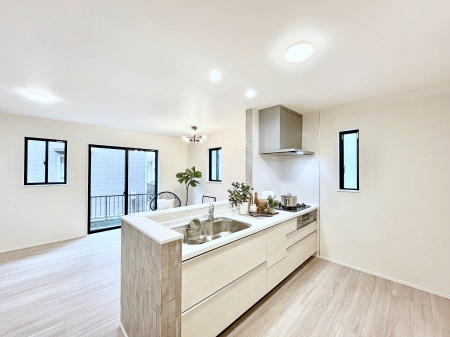 �L�b�`���@���r���O�ŗV�Ԃ��q�l�������Ȃ��炨�������ł���ΖʃL�b�`���B  