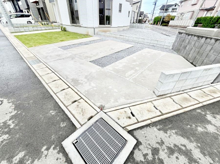 @2\I}Ȃql̒ԂɁB܂AƑ̎]ԃXy[XƂĂ劈B