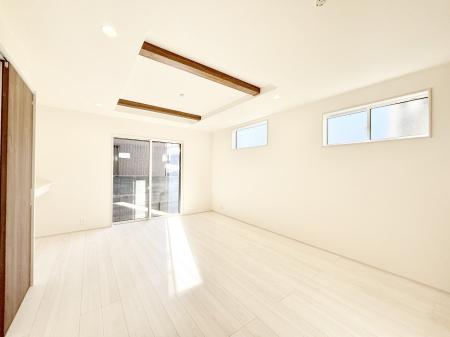 ���̑����ρ@�܂�グ�V��͂͗��̓I�ȉ��s��������̂ŁA�V�䂪�L�������ĊJ���I�ȋ�Ԃ����o�ł��܂��B  