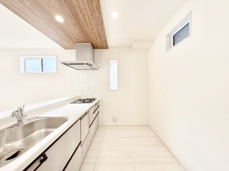 �L�b�`���@�u�₩�ȕ����ʂ蔲����L�b�`���B��������̂Ŗ��邭���C�ɂ��𗧂��܂��B