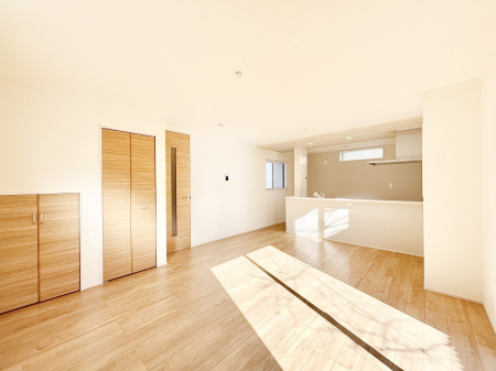 ���r���O�@���邢�z���������A�����̕��͋C�ɖ�������郊�r���O�E�_�C�j���O�B 