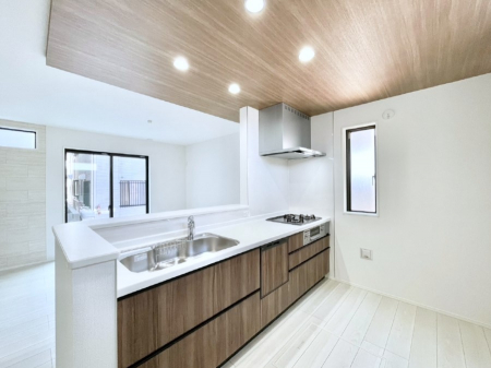 �L�b�`���@���r���O�ŗV�Ԃ��q�l�������Ȃ��炨�������ł���ΖʃL�b�`���B  