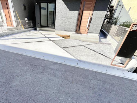 @2\I}Ȃql̒ԂɁB܂AƑ̎]ԃXy[XƂĂ劈B