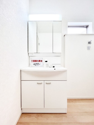 ���ʑ�E���ʏ��@�X�^�C�����O�ɕ֗��ȎO�ʋ��A�~���[�L���r�l�b�g�ōׂ������X�b�L��