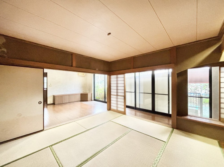 ̑ρ@rOƗׂ荇ĂaBقƈꑧła̋ԂłB