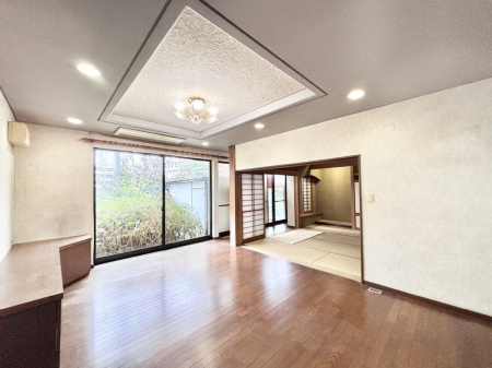 ̑ρ@Ƒ̏Ί炪RƐ܂ĂAȕ͋C̃_CjOɎdオĂ܂ 