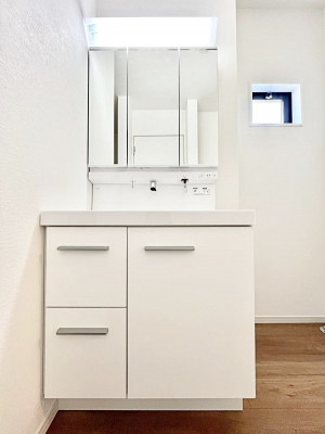 ���ʑ�E���ʏ��@�O�ʋ��̗��ɁA���ϕi��q���p�i�Ȃǂ����[�\�B���ʑ����������ƕۂ��܂��I  