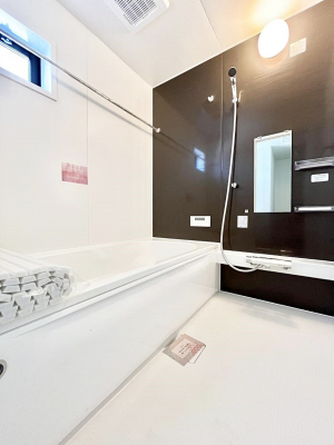 �����@���������̂���_�[�N�J���[����ɂ����o�X���[����1���̔������t���b�V���I