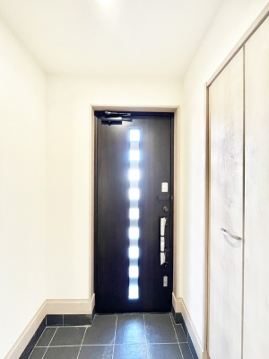 ���ց@���փh�A�ɃX���b�h���C���������Ă���̂Ō��̉��o�����Ă���܂�