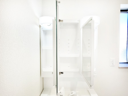 ���̑����ρ@�O�ʋ��̗��ɁA���ϕi��q���p�i�Ȃǂ����[�\�B���ʑ����������ƕۂ��܂��I