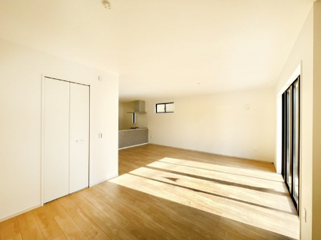 ���r���O�@���邢�z���������A�����̕��͋C�ɖ�������郊�r���O�E�_�C�j���O�B 