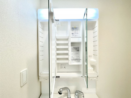 ���̑����ρ@�O�ʋ��̗��ɁA���ϕi��q���p�i�Ȃǂ����[�\�B���ʑ����������ƕۂ��܂��I