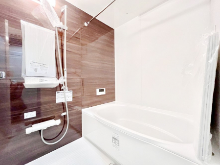 �����@�����������F�����̕ǖʁA������������芰����o�X���[��