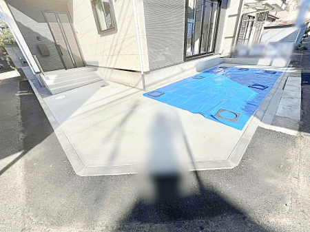 �@����2��\�I�}�Ȃ��q�l�̒��ԂɁB�܂��A���Ƒ��̎��]�ԃX�y�[�X�Ƃ��Ă��劈��B