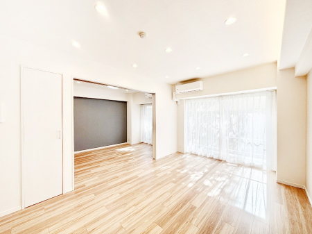 ���r���O�@���邢�z���������A�����̕��͋C�ɖ�������郊�r���O�_�C�j���O 