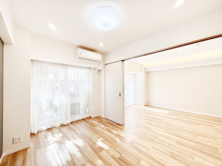 ���̑����ρ@���r���O�ɗאڂ����m���B�����˂��J������ƃ��r���O�ƌq����e���̋�Ԃɕϐg�I