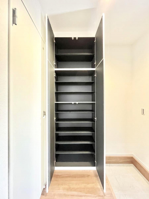 ���̑����ρ@�����Ղ���[�ł���V���[�Y�{�b�N�X�ŉƑ��S���̌C���A���ւ�������B  