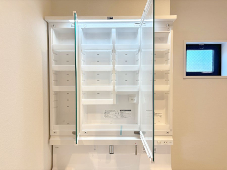 ���̑����ρ@�O�ʋ��̗��ɁA���ϕi��q���p�i�Ȃǂ����[�\�B���ʑ����������ƕۂ��܂��I