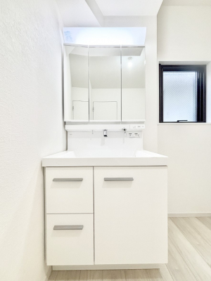 ���ʑ�E���ʏ��@�O�ʋ��̗��ɁA���ϕi��q���p�i�Ȃǂ����[�\�B���ʑ����������ƕۂ��܂��I  