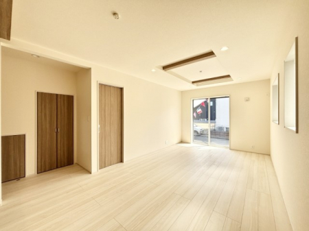 ���̑����ρ@�܂�グ�V��͂͗��̓I�ȉ��s��������̂ŁA�V�䂪�L�������ĊJ���I�ȋ�Ԃ����o�ł��܂��B  