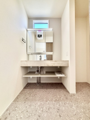 ���ʑ�E���ʏ��@�O�ʋ��̗��ɁA���ϕi��q���p�i�Ȃǂ����[�\�B���ʑ����������ƕۂ��܂��I  