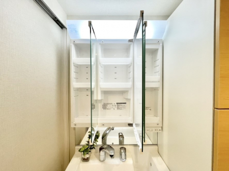 ���̑����ρ@�O�ʋ��̗��ɁA���ϕi��q���p�i�Ȃǂ����[�\�B���ʑ����������ƕۂ��܂��I