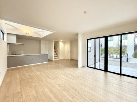 ���r���O�@���邢�z���������A�����̕��͋C�ɖ�������郊�r���O�E�_�C�j���O�B 