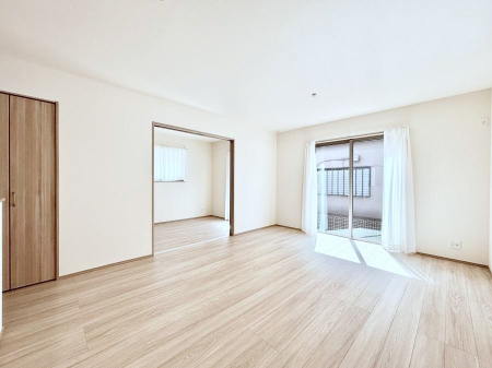 ���̑����ρ@�Ƒ��̏Ί炪���R�Ɛ��܂�Ă���A����ȕ��͋C�̃_�C�j���O�Ɏd�オ���Ă��܂��B