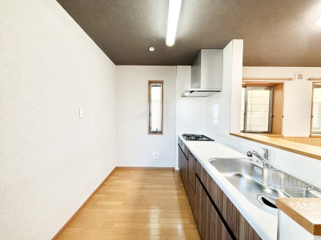 �L�b�`���@�u�₩�ȕ����ʂ蔲����L�b�`���B��������̂Ŗ��邭���C�ɂ��𗧂��܂��B